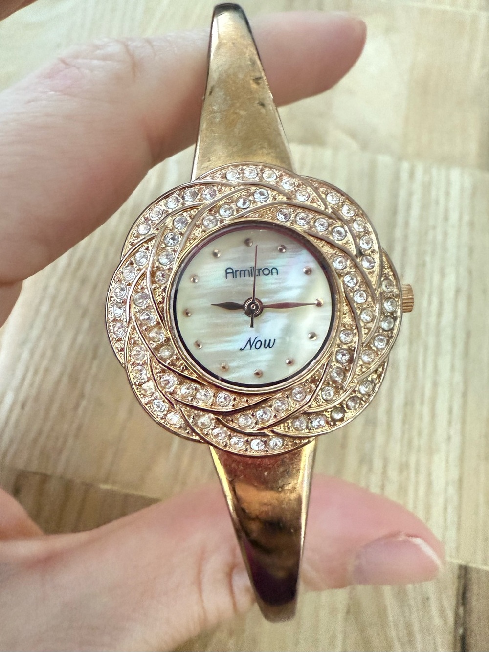Armitron now ladies rose gold tone flower shaped watch NEW BATTERY